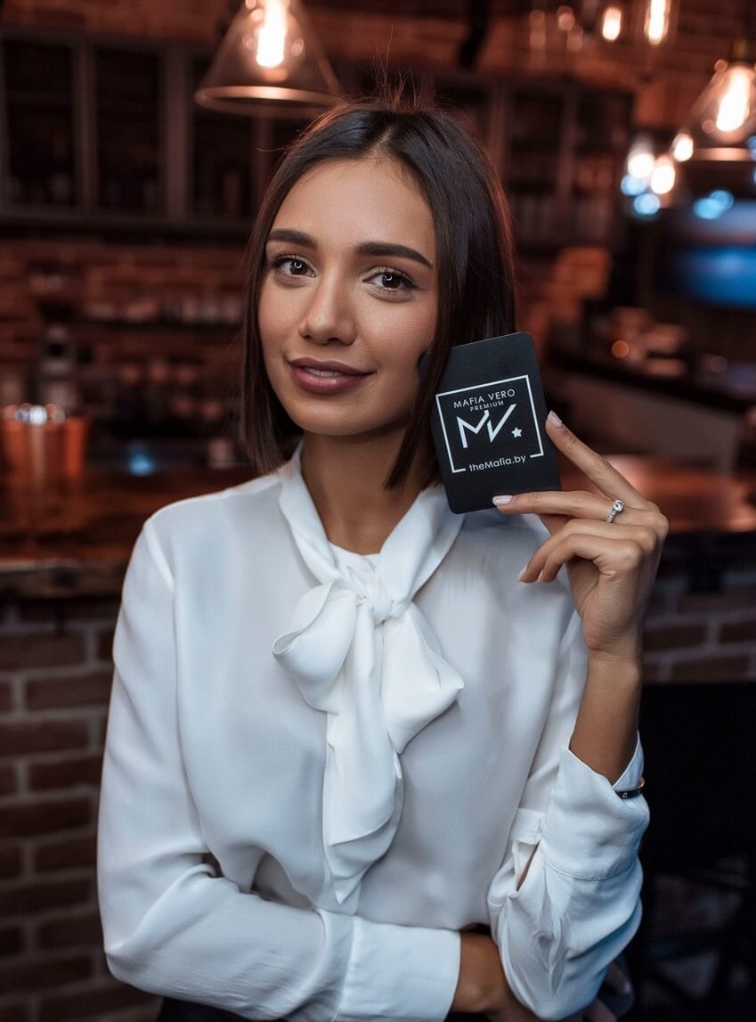 Участница игры Мафия с клубной картой